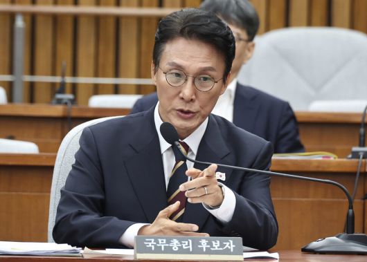 김민석 국무총리 후보자가 25일 국회에서 열린 인사청문회에서 김희정 국민의힘 의원이 제기한 주소지 문제에 대해 모니터를 보며 이야기하고 있다. 윤운식 선임기자 yws@hani.co.kr