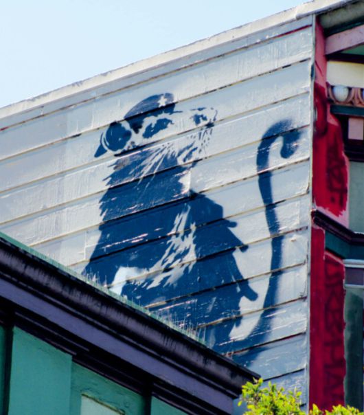 2010년 뱅크시가 미국 샌프란시스코의 한 히피풍 여관 건물 레드 빅(Red Vic) 측면에 그린 쥐 그림. 뱅크시는 생쥐를 주인공 삼은 작품을 많이 그렸는데, 이때 생쥐는 사회의 밑바닥에 있지만 권력에 저항하며 살아남는 익명의 존재를 상징한다. 미술문화 제공