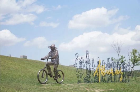 2019년 5월 세종시 세종호수공원 한쪽에 있는 상징물이 놓여 있다. 밀짚모자를 쓰고 자전거를 탄 노무현 전 대통령 뒤로 한 무리의 사람들이 따라가고, 노란 글씨로 ‘사람 사는 세상’이라고 적혀 있다. 박기용 기자