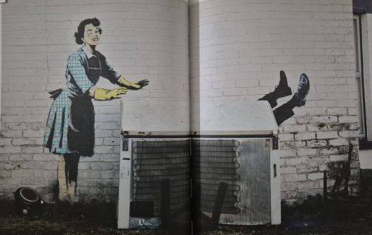 2023년 초 뱅크시가 영국 해변가 마을 뒷골목에 버려진 냉동고를 활용해 그린 ‘밸런타인데이 마스카라’. 1950년대 가정주부가 앞치마를 두르고 설거지 장갑을 낀 채 웃는데 멍들고 부은 눈과 빠지 앞니가 가정폭력을 암시한다. 남편은 냉동고에서 발만 삐져나온 것처럼 보이는데, 마땅한 대가를 치른 셈이다. 미술문화 제공