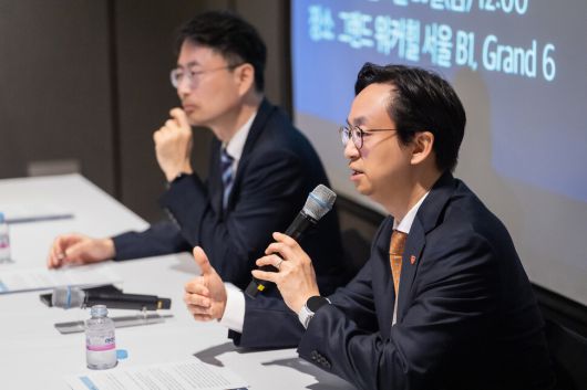 지난 20일 제17회 대한부정맥학회 국제 학술대회(KHRS 2025) 기자간담회 모습. 왼쪽부터 성정훈 진료지침이사(분당차병원 심장내과 교수), 최의근 학술이사(서울대병원 순환기내과 교수). 대한부정맥학회 제공