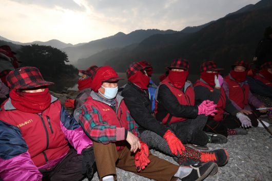 2013년 12월1일 오전 경남 밀양시 상동면 도곡리 고정저수지에서 열린 송전탑 반대 시위에 밀양 할매들이 참석해 있다. 한겨레 자료사진