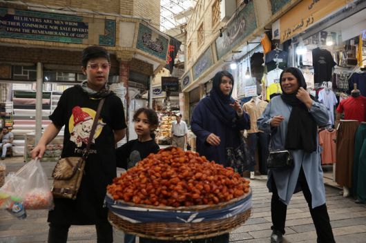 26일 이란과 이스라엘이 휴전을 약속한 이후 이란 테헤란의 재래시장인 타지리쉬 시장을 걷고 있는 사람들 모습. 로이터 연합뉴스