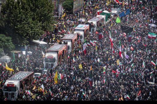 28일(현지시각) 이란 수도 테헤란의 엥겔라브(혁명) 광장에서 이스라엘의 공습으로 사망한 이란군 지휘관들과 과학자들의 장례식이 열리고 있다. 테헤란/UPI 연합뉴스