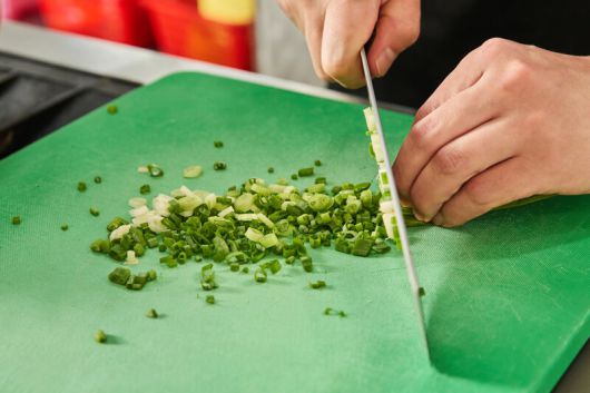 조광효 셰프가 감자칩볶음밥을 만들기 위해 재료를 손질하고 있다. 염서정 스튜디오 어댑터