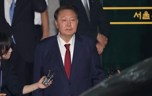 피의자 신분으로 내란 특검 조사를 받은 윤석열 전 대통령이 서초구 서울고검 청사를 나서고 있다. 공동취재사진