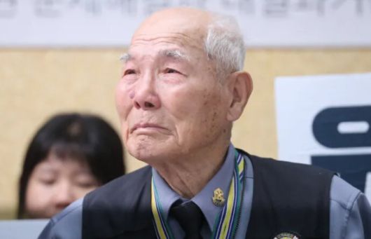 2019년 10월30일 일제강제동원 피해자 이춘식 할아버지가 서울 서초구 민주사회를위한변호사모임 대회의실에서 열린 일제강제동원 문제해결을 위한 기자회견에서 한 초등학생이 쓴 편지를 들으며 눈시울을 붉히고 있다. 백소아 기자 thanks@hani.co.kr