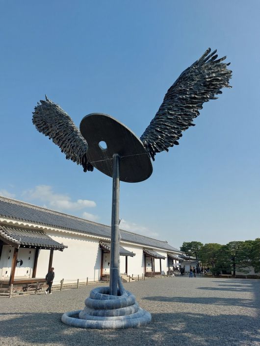교토의 대표 문화유산인 니조성에 설치된 독일 출신의 거장 안젤름 키퍼의 날개 모양 조형물. 날개 달고 비상하고 싶지만 하늘의 이상과 땅의 현실 사이에서 팔레트를 부여잡고 고뇌해야하는 예술가의 실존적 상황을 형상화했다. 노형석 기자
