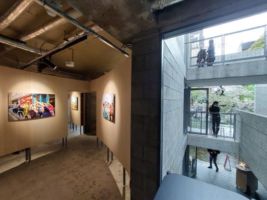 교토 도심 산조거리의 다카세천 옆에 있는 안도 타다오의 명작 건축물 ‘타임즈’의 특설전시장에 영국 사진대가 마틴 파의 작품들이 내걸렸다. 이 사진들의 시선 흐름이 벚꽃잎이 흘러가는 다카세천의 풍경과 자연스럽게 이어진다. 노형석 기자