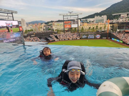 2일 대전 한화생명 볼파크를 찾은 어린이들이 4층 인피니티풀에서 수영을 즐기고 있다. 한화생명 볼파크는 이날 시즌 35번째 매진이 됐다. 한겨레 독자 제공