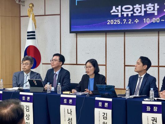 2일 서울 영등포구 국회의원회관에서 열린 제1회 국회산업포럼에서 나성화 산업부 국장이 발언하고 있다. 이재호 기자 a href=\"mailto:ph@hani.co.kr\"ph@hani.co.kr/a