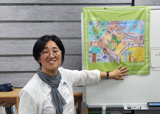 허승희 광주 운암3동 주민자치회 사무국장이 경양초등학교 2학년 학생들과 만든 마을 지도를 소개하고 있다. 김용희 기자 kimyh@hani.co.kr