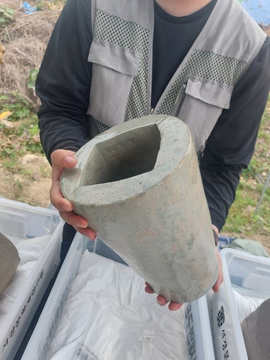 고려백자 제기인 ‘궤’. 기장을 담는 그릇으로, 2022년 이곳 가마터 외곽에서 발견됐다. 노형석 기자