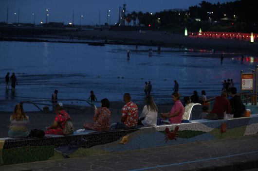 산지와 추자도를 제외한 제주도 전역에 폭염특보가 발효 중인 1일 오후 제주시 이호테우해수욕장을 찾은 사람들이 바닷물에 발을 담그며 무더위를 식히고 있다. 연합뉴스