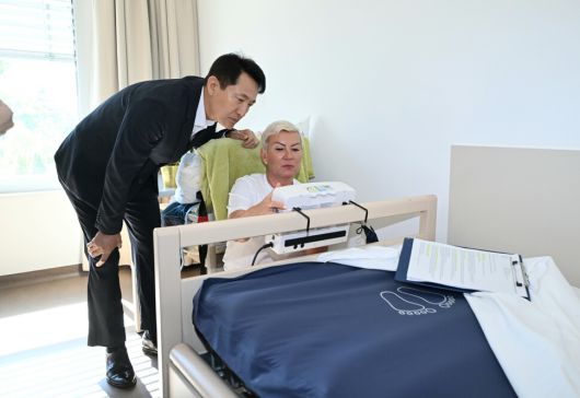 오세훈 서울시장이 2일(현지 시각) 빈의 노인요양시설인 카리타스 성 막달레나를 방문해 시설을 둘러보고 있다. 서울시 제공