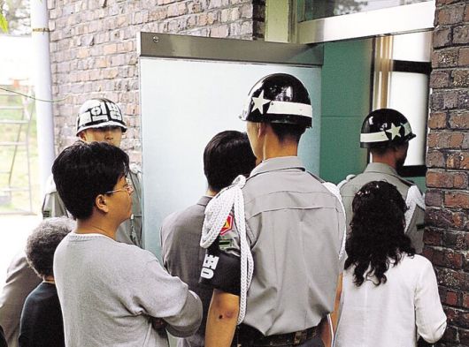 2000년대 초반의 군사재판정 입구 모습. 한겨레 자료사진