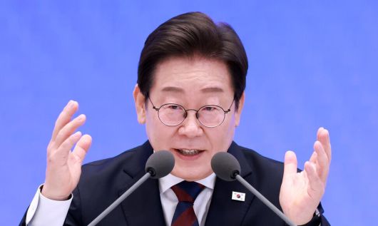 이재명 대통령이 3일 청와대 영빈관에서 열린 ‘대통령의 30일, 언론이 묻고 국민에게 답하다\\\' 기자회견에서 취재진의 질문에 답하고 있다. 연합뉴스