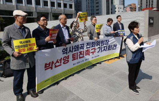 지난 4월28일 서울 중구 진실화해위 앞에서 열린 ‘역사왜곡 진화위원장 박선영 퇴진촉구 기자회견’을 찾은 김애자(오른쪽) 전국공무원노동조합 진실화해위지부 지부장이 노조원들이 5·18단체에 보내는 사과문을 읽고 있다. 백소아 기자 thanks@hani.co.kr