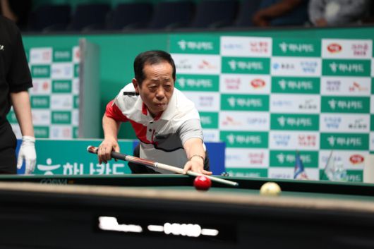 이번 대회 최고령 선수인 김정규가 2일 김영원과 대결하고 있다. PBA 제공