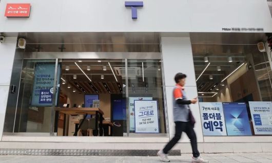 6월 24일 에스케이(SK)텔레콤이 신규 영업을 재개했다. 과학기술정보통신부는 지난 4월 발생한 유심 정보 유출 사고로 인해 지난달 1일 에스케이텔레콤에 부여한 신규 영업 중단을 이날부터 해제한다고 밝혔다. 사진은 이날 서울의 한 에스케이텔레콤 매장의 모습. 연합뉴스