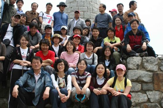 2008년 5월 9일 1기 진실화해위 집단희생조사국 조사관들이 서울 서대문구 안산으로 워크숍 갔을 때의 사진. 가운데 빨간 모자 쓴 이가 김애자 조사관. 그 뒤가 당시 상임위원이었던 김동춘 성공회대 교수. 김상숙 제공