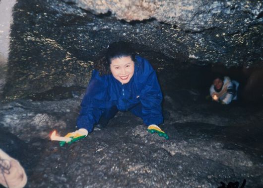 2001년 제주4.3사건진상규명위원회 조사요원으로 일하던 시절 서귀포시 안덕면 동광리 큰넓궤에 조사하러 갔을 때의 모습. ‘큰넓궤’는 ‘크고 넓은 동굴’이라는 뜻인데, 들어가는 입구는 낮고 좁았다. 4·3 때 주민들이 숨어살던 곳이다. 김애자 제공