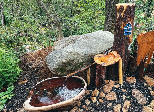 노원구의 문일공방 문형식·김현 두 작가가 자투리 나무를 활용해 곳곳에 설치해둔 작품을 보는 것도 재미 중의 하나다. 하변길 기자