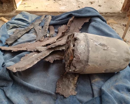 알바카 카페 인근에서 발견된 폭탄 파편. 가디언 갈무리