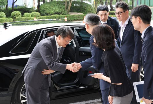 김태훈 신임 서울남부지검장이 4일 서울 양천구 서울남부지방검찰청으로 출근하며 직원들과 인사를 하고 있다. 연합뉴스