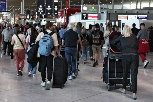 3일 여행객으로 붐비는 프랑스 샤를 드골 공항 모습. 파리/AFP 연합뉴스