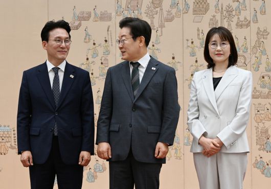 이재명 대통령이 4일 서울 용산 대통령실 청사에서 김민석 국무총리에게 임명장을 수여한 뒤 기념촬영에 앞서 이야기를 나누고 있다. 오른쪽은 김 총리 배우자 이태린씨. 대통령실사진기자단