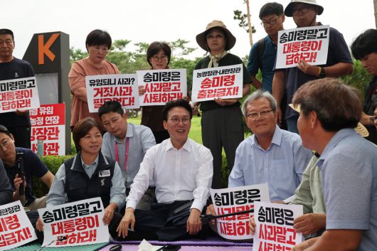 김민석 국무총리가 첫 공식 일정으로 4일 오전 서울 용산구 대통령실 앞 농민단체 항의 집회 현장을 찾아 대화를 나누며 미소 짓고 있다. 이들 단체는 ‘농업 4법’을 ‘농망 4법’이라고 했던 송미령 농림축산식품부 장관의 유임을 반대하며 송 장관이 물러날 때까지 투쟁을 멈추지 않겠다고 예고한 상태다. 류우종 기자 wjryu@hani.co.kr