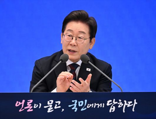 이재명 대통령이 3일 서울 종로구 청와대 영빈관에서 열린 취임 첫 공식 기자회견 ‘대통령의 30일, 언론이 묻고, 국민에게 답하다’에 참석해 발언하고 있다. 대통령실사진기자단