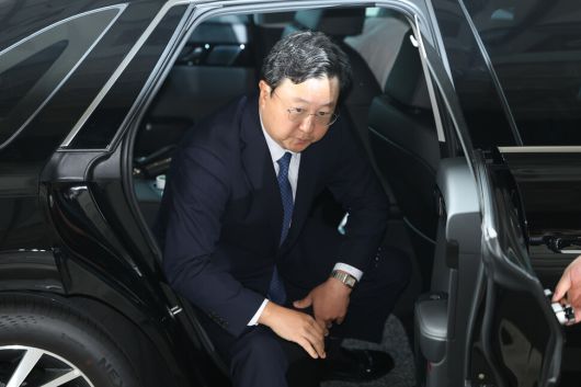 정진우 신임 서울중앙지검장이 4일 오전 서울 서초구 서울중앙지검으로 출근하고 있다. 김영원 기자 forever@hani.co.kr
