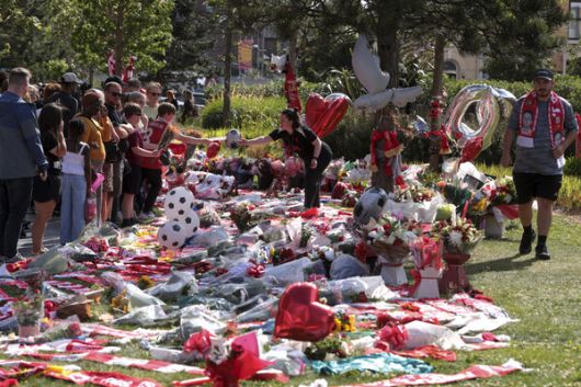 축구 팬들이 지난 3일(현지시각) 영국 프로축구팀 리버풀의 안방인 안필드에서 디오구 조타를 추모하는 모습. 리버풀/AP 연합뉴스