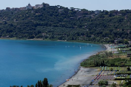 1일(현지시각) 레오 14세 교황이 2주간 휴가를 보내기 시작한 로마 인근 카스텔 간돌포 마을 모습. 로이터 연합뉴스