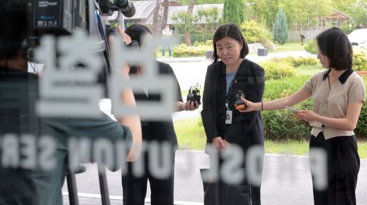 임은정 신임 서울동부지검장이 4일 서울 송파구 서울동부지방검찰청으로 첫 출근하며 취재진 질문에 답하고 있다. 연합뉴스