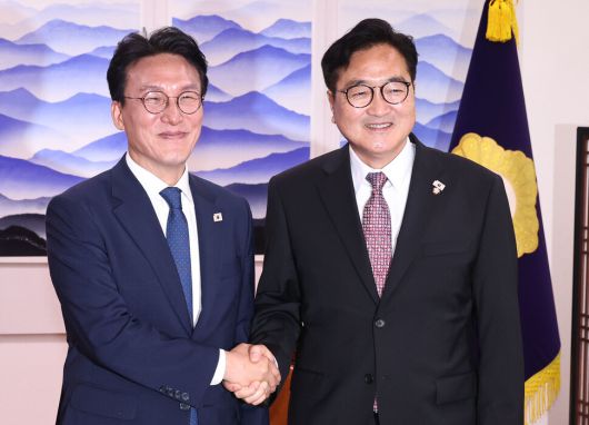 김민석 국무총리가 4일 국회 의장실에서 우원식 국회의장과 인사하고 있다. 윤운식 선임기자 yws@hani.co.kr