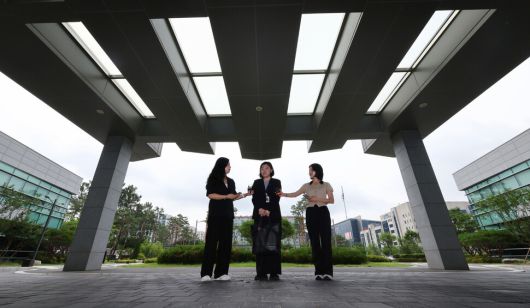 임은정 신임 서울동부지검장이 4일 오전 서울 송파구 서울동부지방검찰청으로 첫 출근하며 취재진 질문에 답하고 있다. 연합뉴스