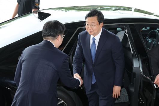 정진우 신임 서울중앙지검장이 4일 오전 서울 서초구 서울중앙지검으로 출근하며 직원과 인사하고 있다. 김영원 기자 forever@hani.co.kr