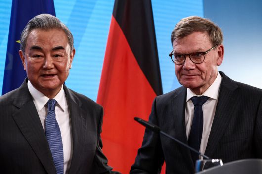 왕이 중국 공산당 중앙외사판공실 주임 겸 외교부장과 요한 바데풀 독일 외무장관이 3일(현지시각) 독일 베를린에서 공동 기자회견에 나섰다. 로이터 연합뉴스