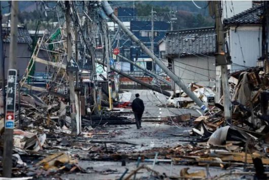 지난해 대규모 지진이 발생한 일본 노토반도에서 한 남성이 거리를 걸어가고 있다. 로이터 연합뉴스