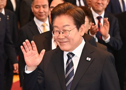 이재명 대통령이 지난달 26일 서울 여의도 국회에서 열린 추가경정예산안 시정연설을 마친 뒤 국회를 나서며 국회 직원들과 인사를 하고 있다. 대통령실사진기자단