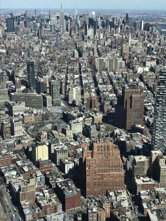 미국 뉴욕의 원월드 전망대(옛 세계무역센터 자리)에서 내려다본 맨해튼 전경. 조감의 시선은 복잡한 일상을 삭제한다. ⓒ배정한 제공