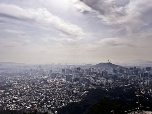 인왕산에서 내려다본 서울 도심 파노라마. 내가 이 도시의 일부라는 사실이 새삼 낯설게 느껴진다. ⓒ주신하 제공