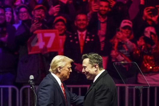 2025년 1월19일 워싱턴 캐피털원 아레나에서 일론 머스크(오른쪽) 테슬라 최고경영자가 도널드 트럼프 미국 대통령과 함께 집회 무대에 올라 있다. 일론 머스크는 5일 엑스(X)에서 실시한 여론조사 결과에 따라 ‘아메리카당’(미국당)을 창당하겠다고 선언했다. EPA연합뉴스