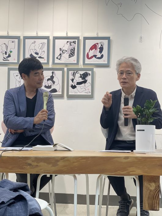 지난 2일 서울 성동구 사회적협동조합 한강 사무실에서 북토크에 참여하고 있는 김원 한국건설기술연구원 선임연구위원. 왼쪽은 염형철 사회적협동조합 한강 대표. 사회적협동조합 한강 제공.