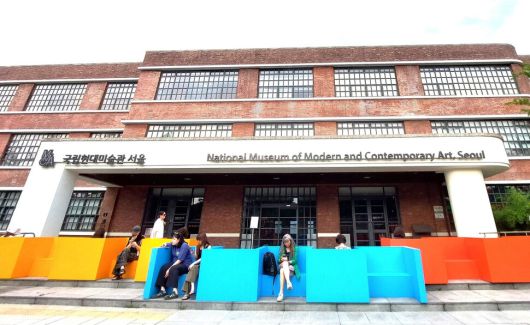 국립현대미술관 서울관 정문 현관 앞에 놓인 리처드 도허티의 설치 조형물 ‘농인 공간: 입을 맞추는 의자’(2025). 노형석 기자