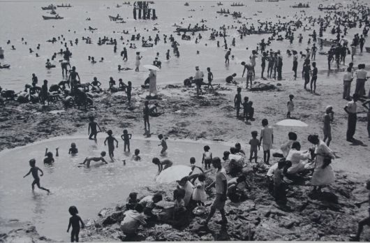 1950~60년대 어느 여름날 서울 한강대교 아래 한강(노들) 백사장의 물놀이 풍경. 서울시 제공.