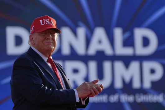 3일 미국 아이오와주 주립 박람회장에서 열린 독립 250주년 기념행사에서 도널드 트럼프 대통령이 연설을 하기 위해 무대에 오르고 있다. AP연합뉴스